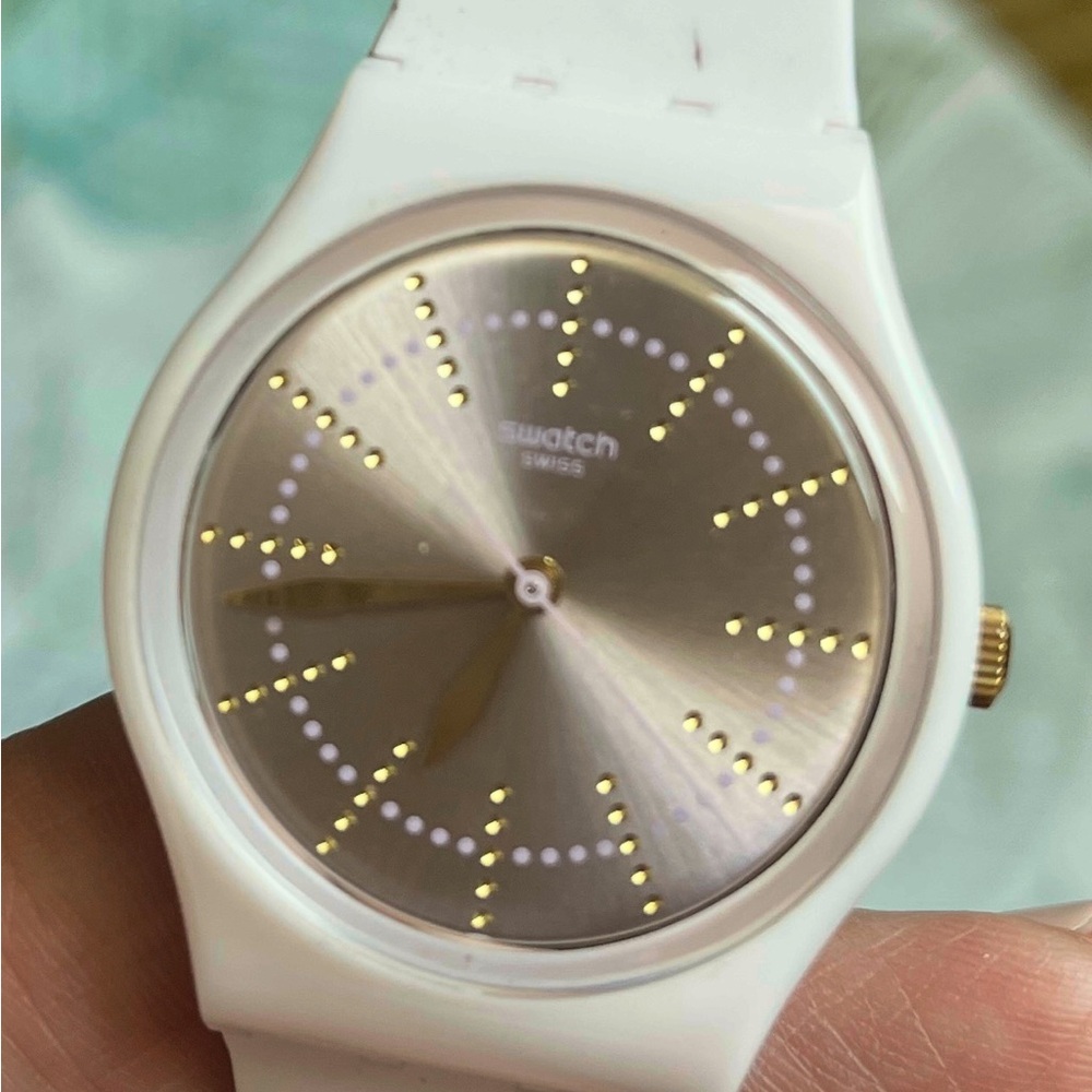 Swatch pale pink watch with gold digits EUC!🩷
